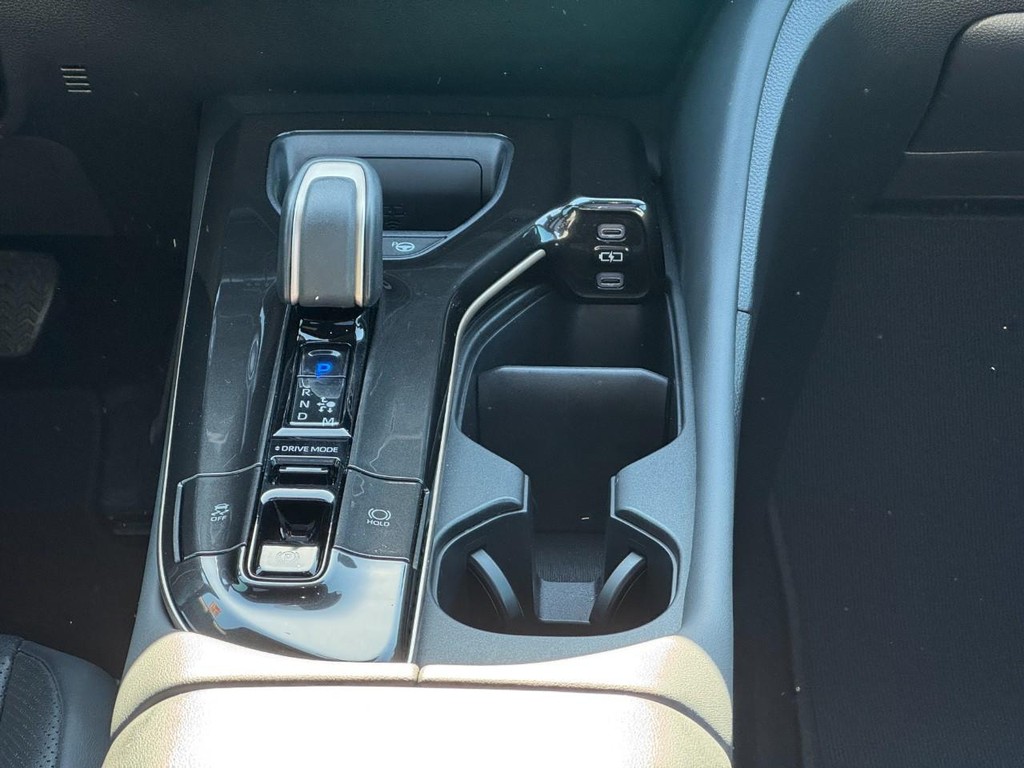 Toyota Crown Vehicle Image 14