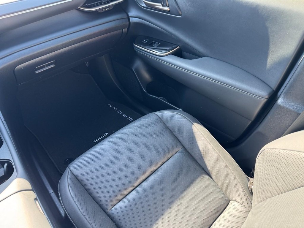 Toyota Crown Vehicle Image 15