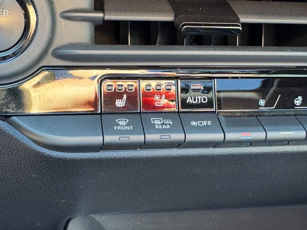 Toyota Crown Vehicle Image 21
