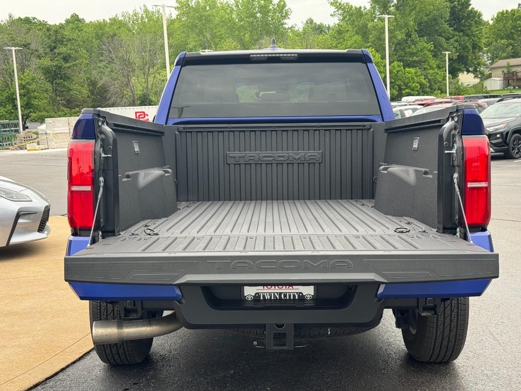 Toyota Tacoma 4WD Vehicle Image 4