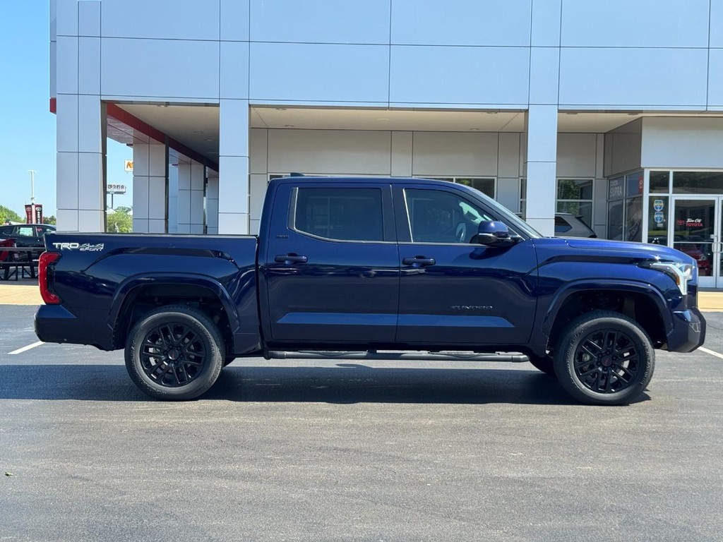 Toyota Tundra 4WD Vehicle Image 2