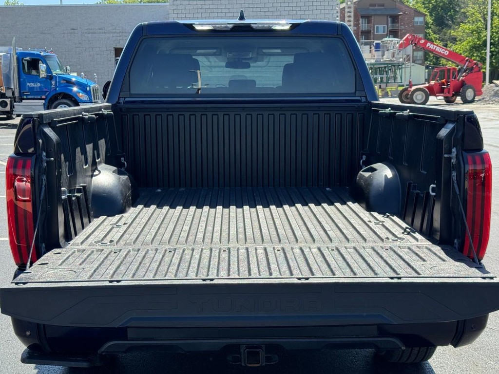 Toyota Tundra 4WD Vehicle Image 4