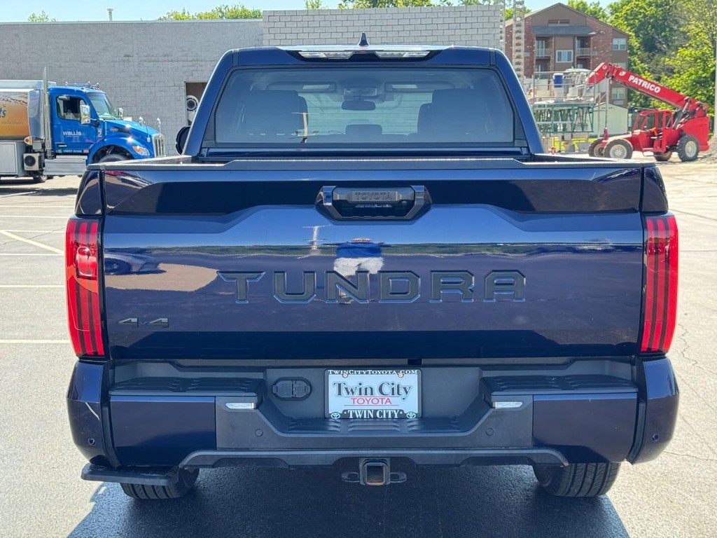Toyota Tundra 4WD Vehicle Image 5