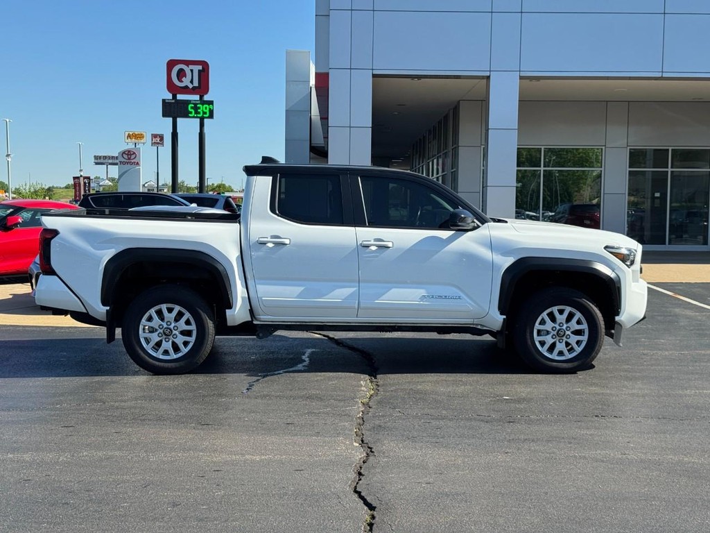Toyota Tacoma 4WD Vehicle Image 2