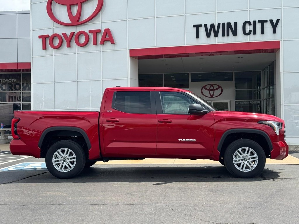 Toyota Tundra 4WD Vehicle Image 2