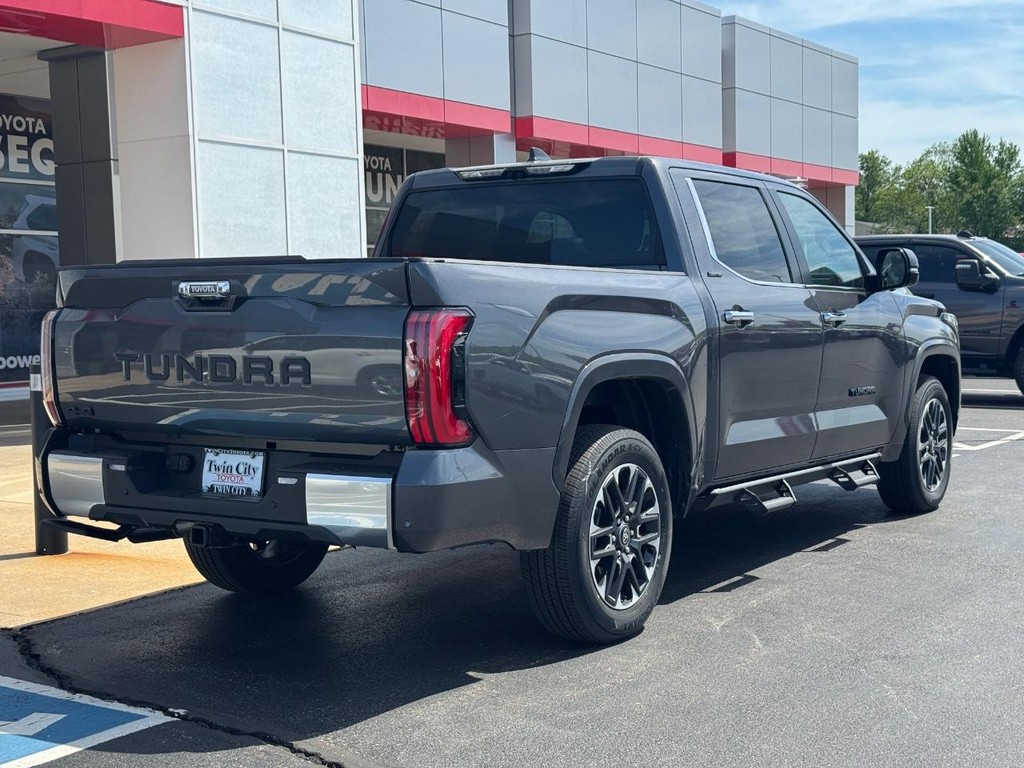Toyota Tundra 4WD Vehicle Image 3