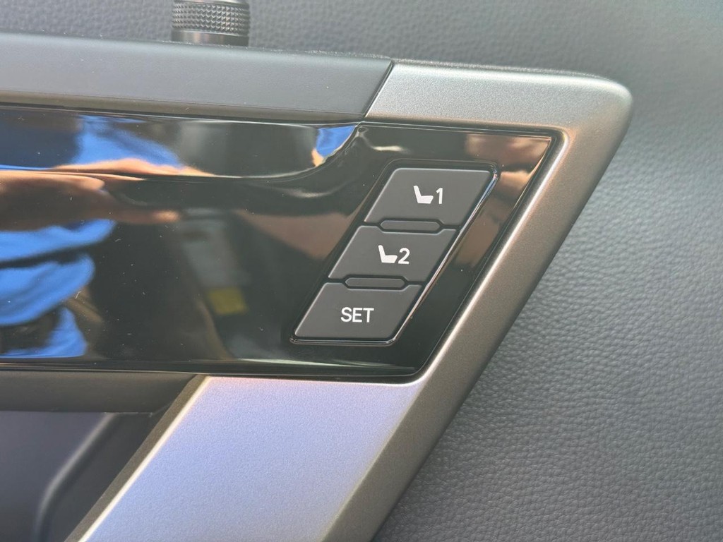 Toyota Tundra 4WD Vehicle Image 11