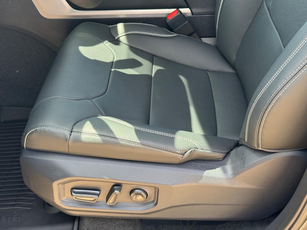 Toyota Tundra 4WD Vehicle Image 12