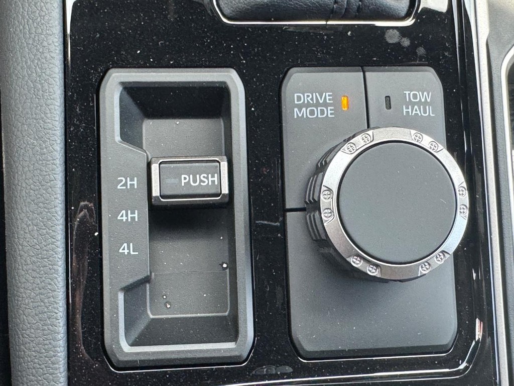 Toyota Tundra 4WD Vehicle Image 17