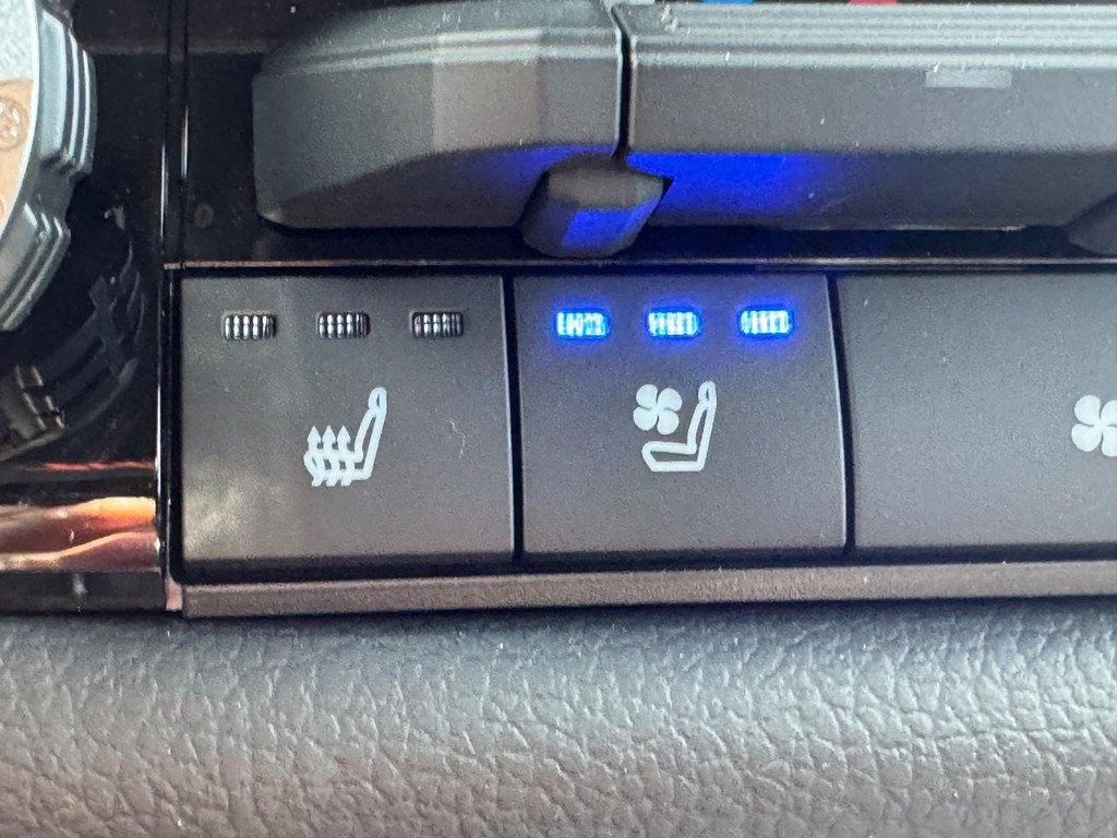 Toyota Tundra 4WD Vehicle Image 18