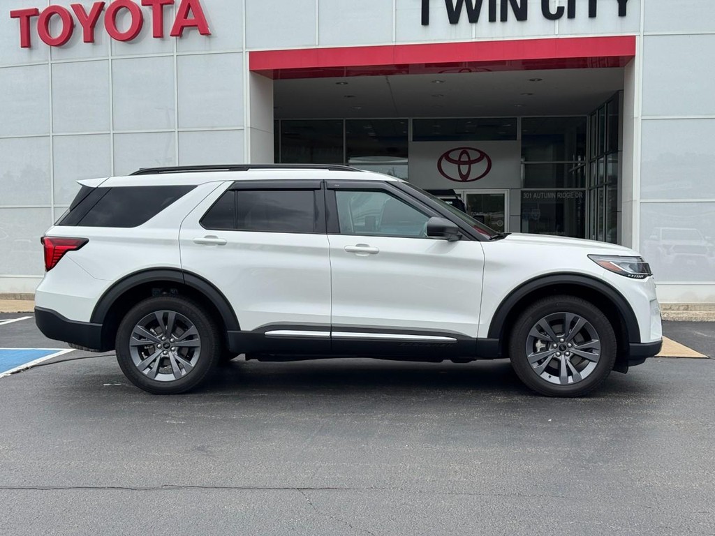 Ford Explorer Vehicle Image 2