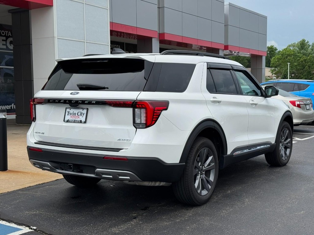 Ford Explorer Vehicle Image 3