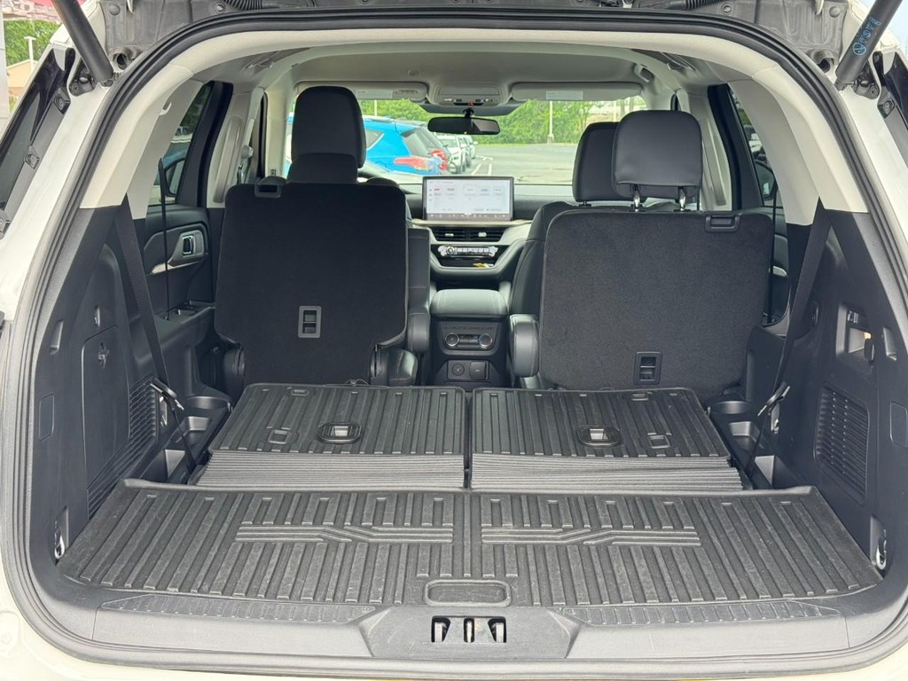 Ford Explorer Vehicle Image 4