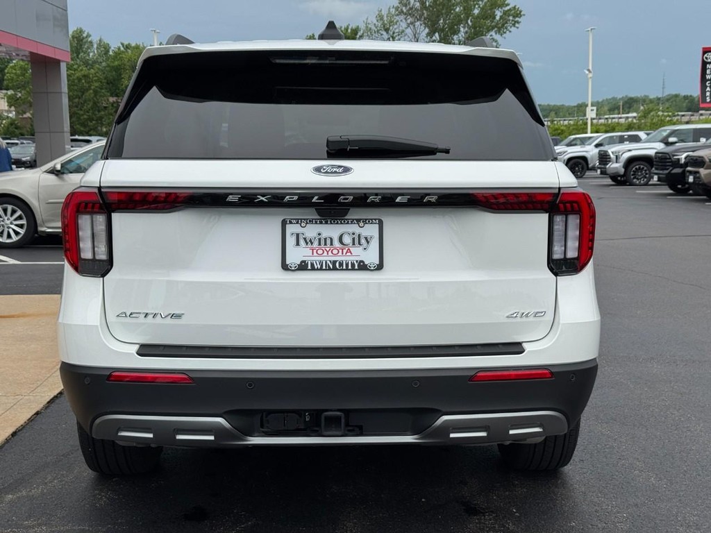 Ford Explorer Vehicle Image 5