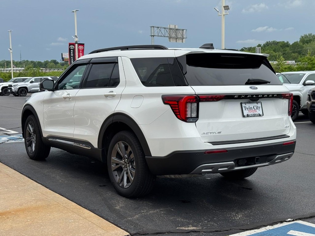 Ford Explorer Vehicle Image 6