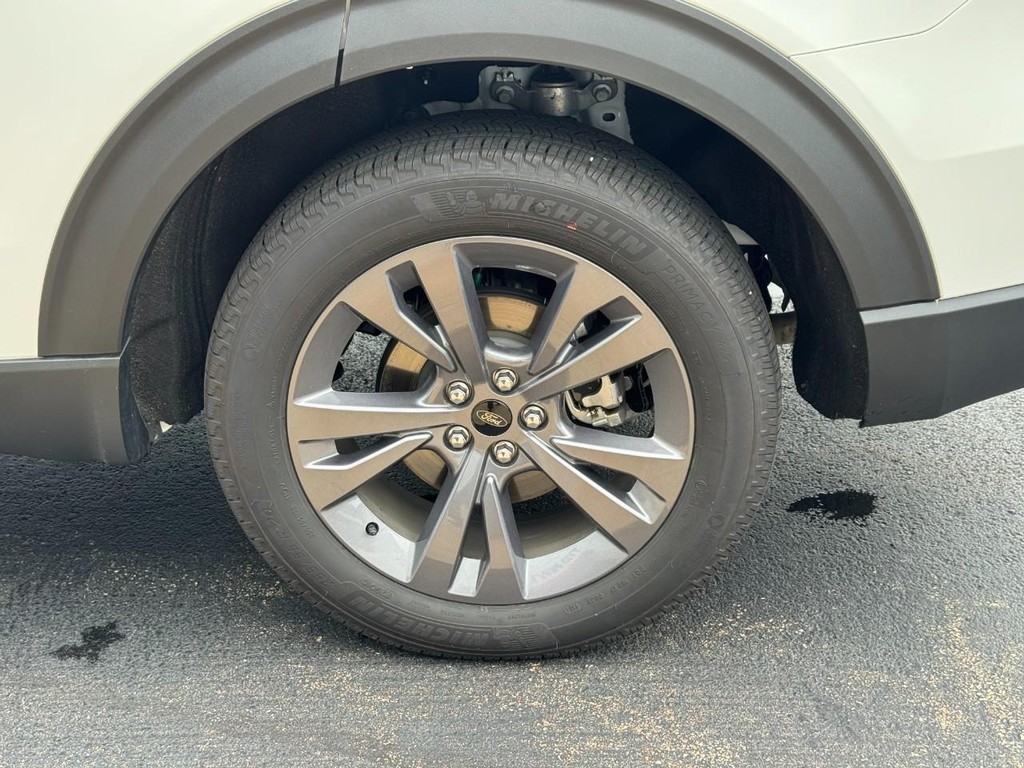 Ford Explorer Vehicle Image 7