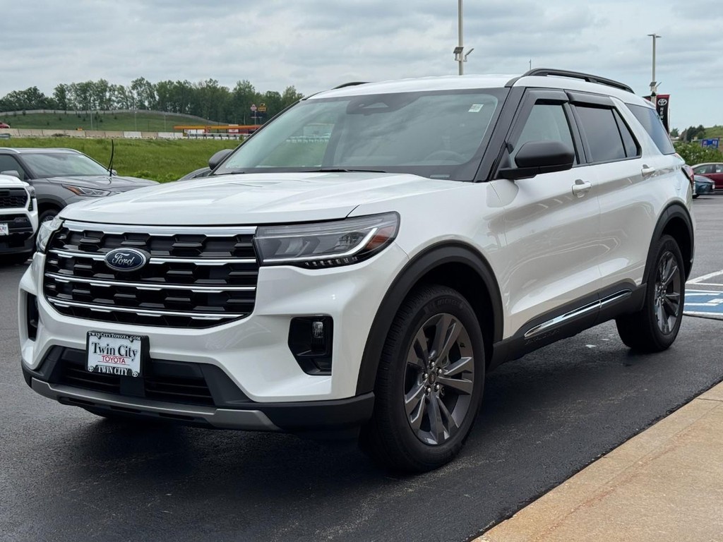 Ford Explorer Vehicle Image 8