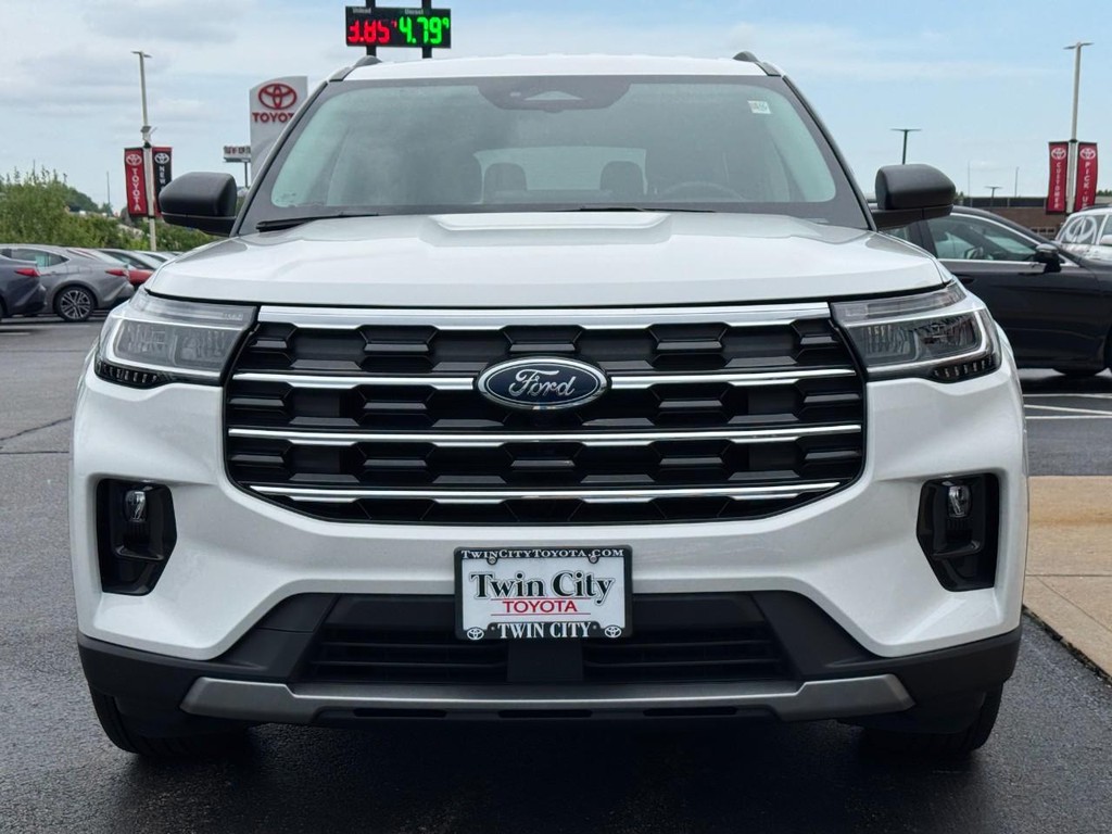 Ford Explorer Vehicle Image 9