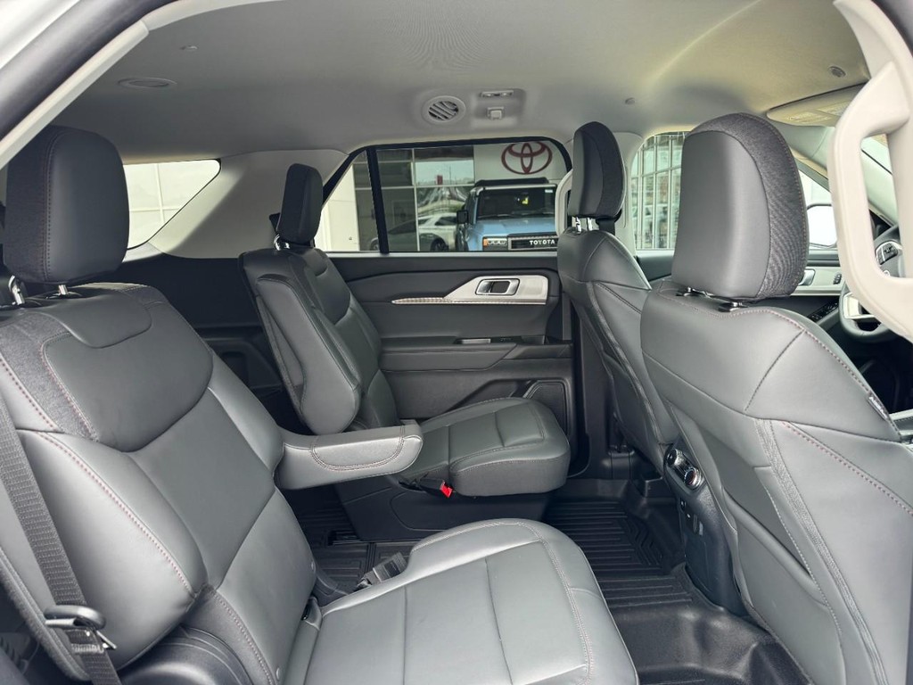 Ford Explorer Vehicle Image 11