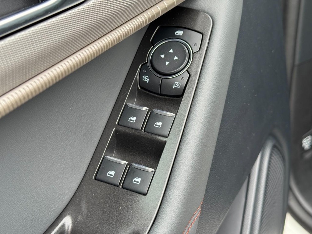 Ford Explorer Vehicle Image 15