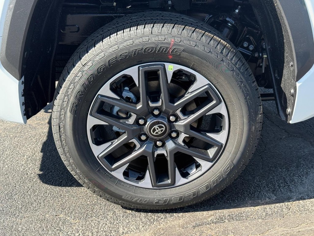 Toyota Tundra 4WD Vehicle Image 4