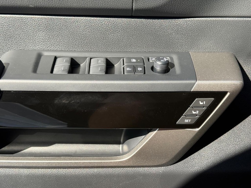 Toyota Tundra 4WD Vehicle Image 18