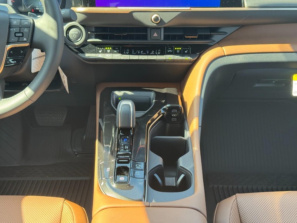 Toyota Crown Signia Vehicle Image 10