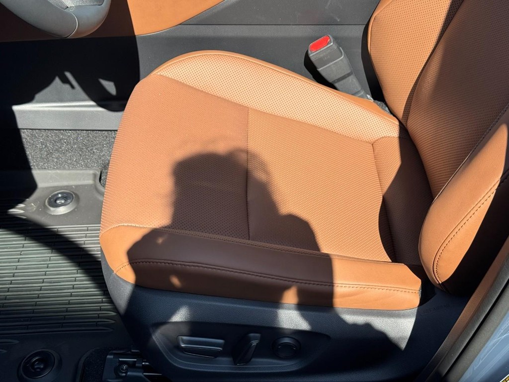 Toyota Crown Signia Vehicle Image 13