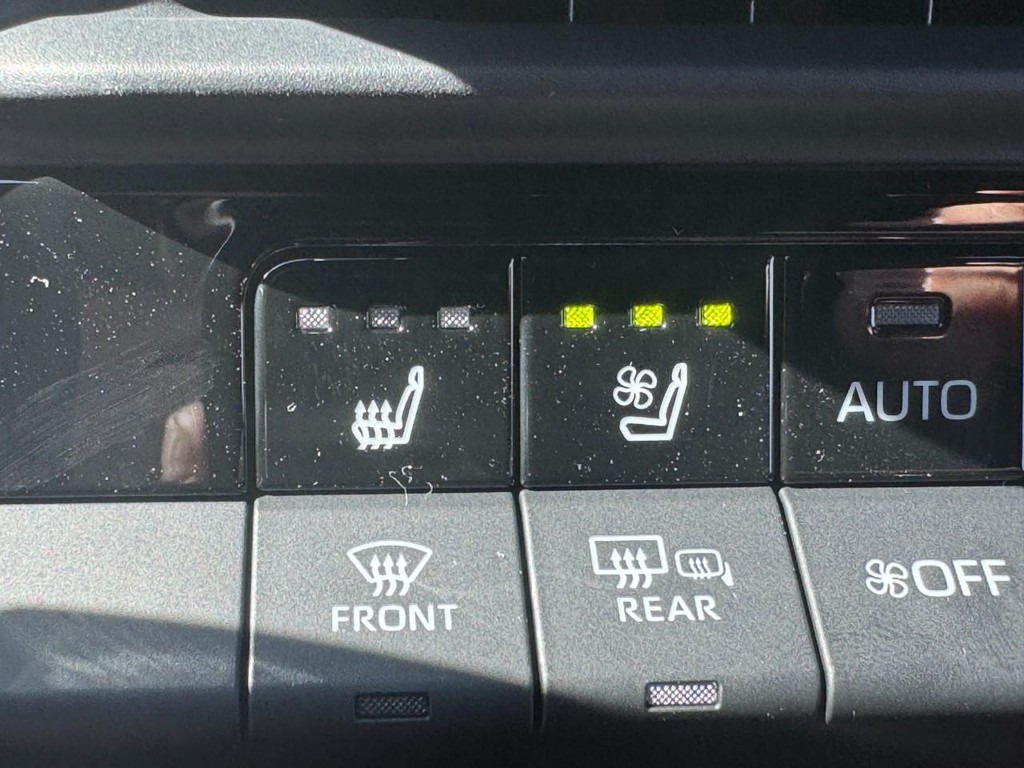 Toyota Crown Signia Vehicle Image 17