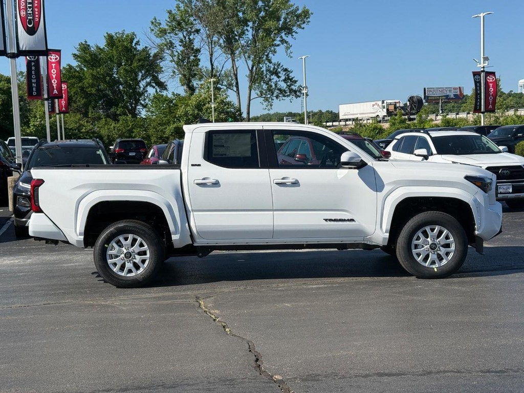 Toyota Tacoma 2WD Vehicle Image 2