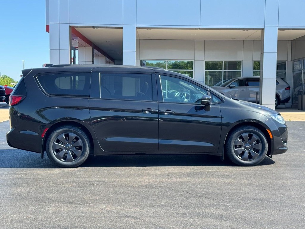 Chrysler Pacifica Vehicle Image 2