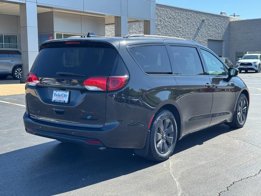 Chrysler Pacifica Vehicle Image 3