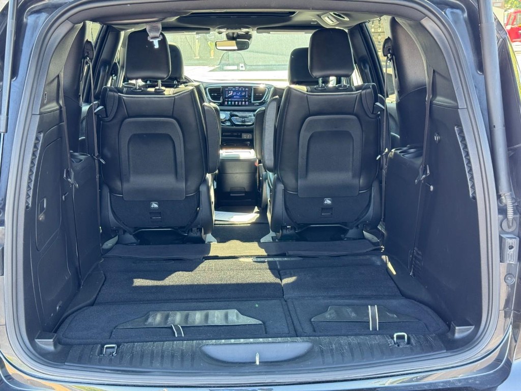 Chrysler Pacifica Vehicle Image 4