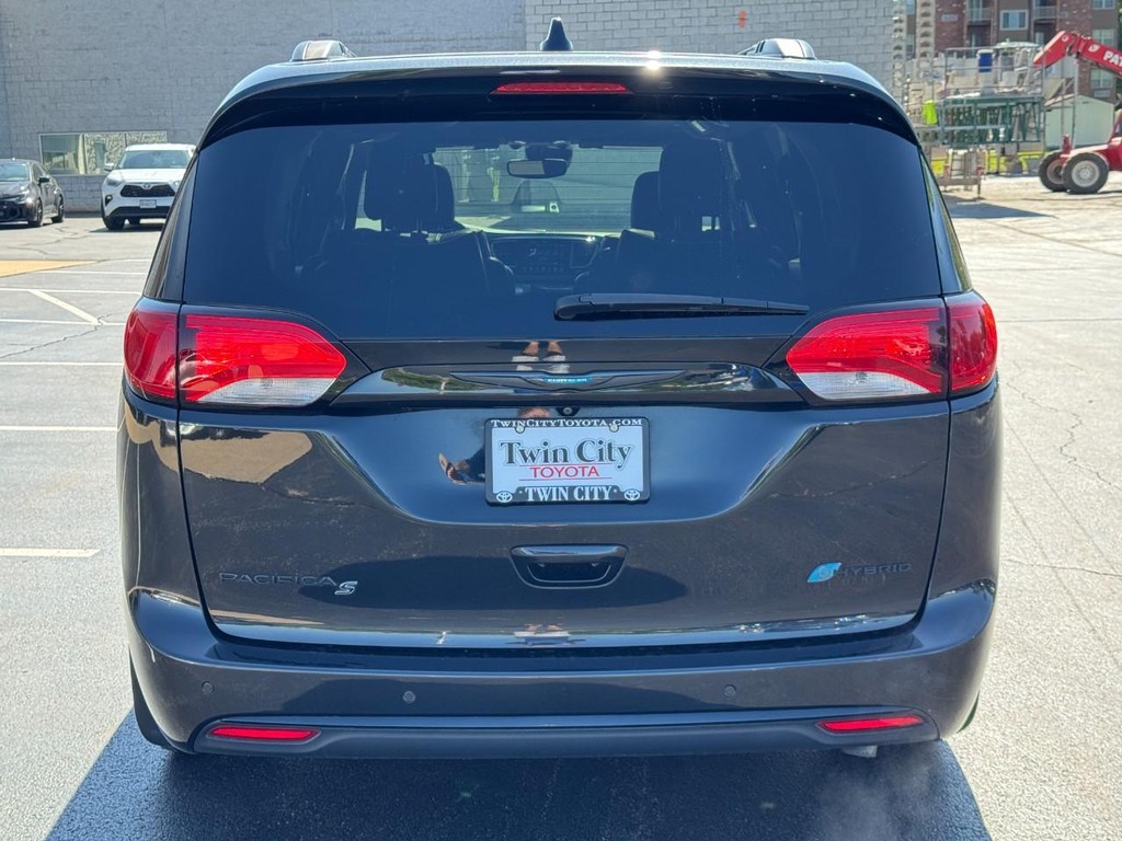 Chrysler Pacifica Vehicle Image 5