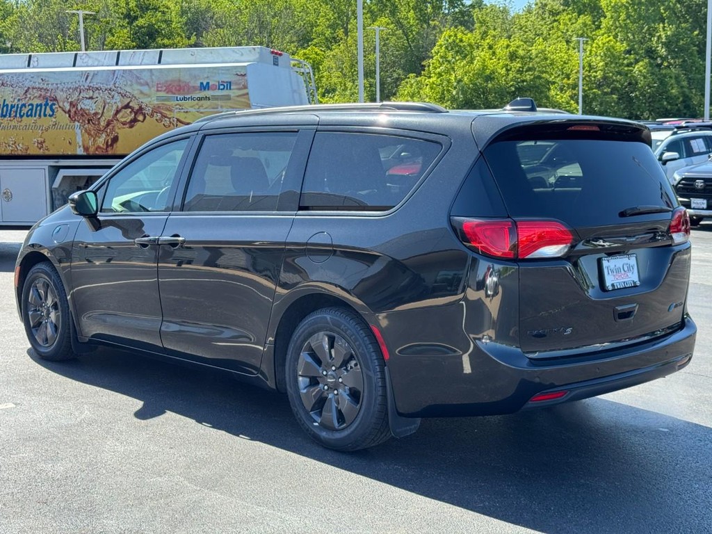 Chrysler Pacifica Vehicle Image 6
