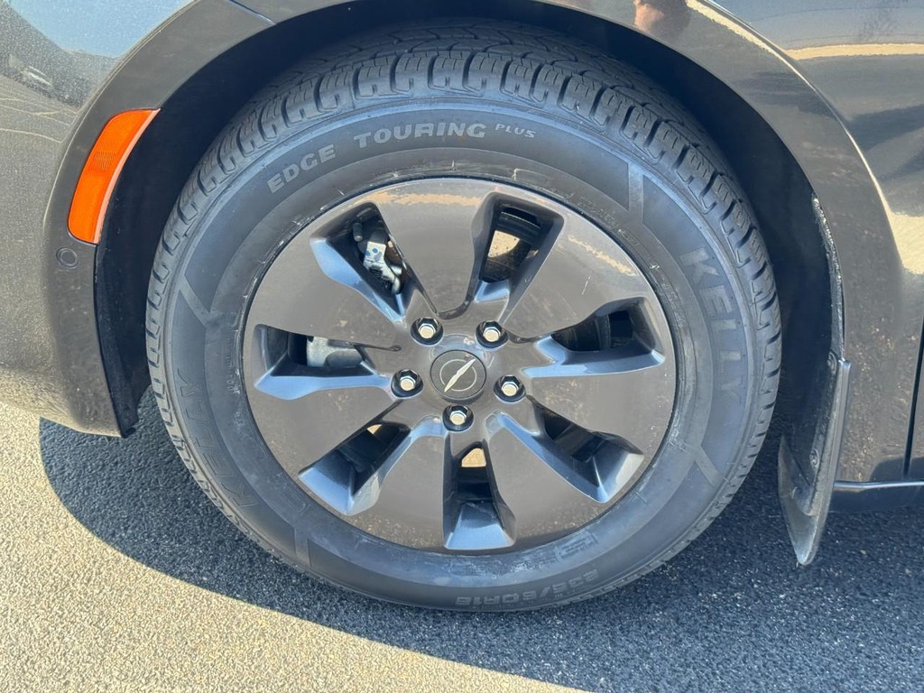 Chrysler Pacifica Vehicle Image 7