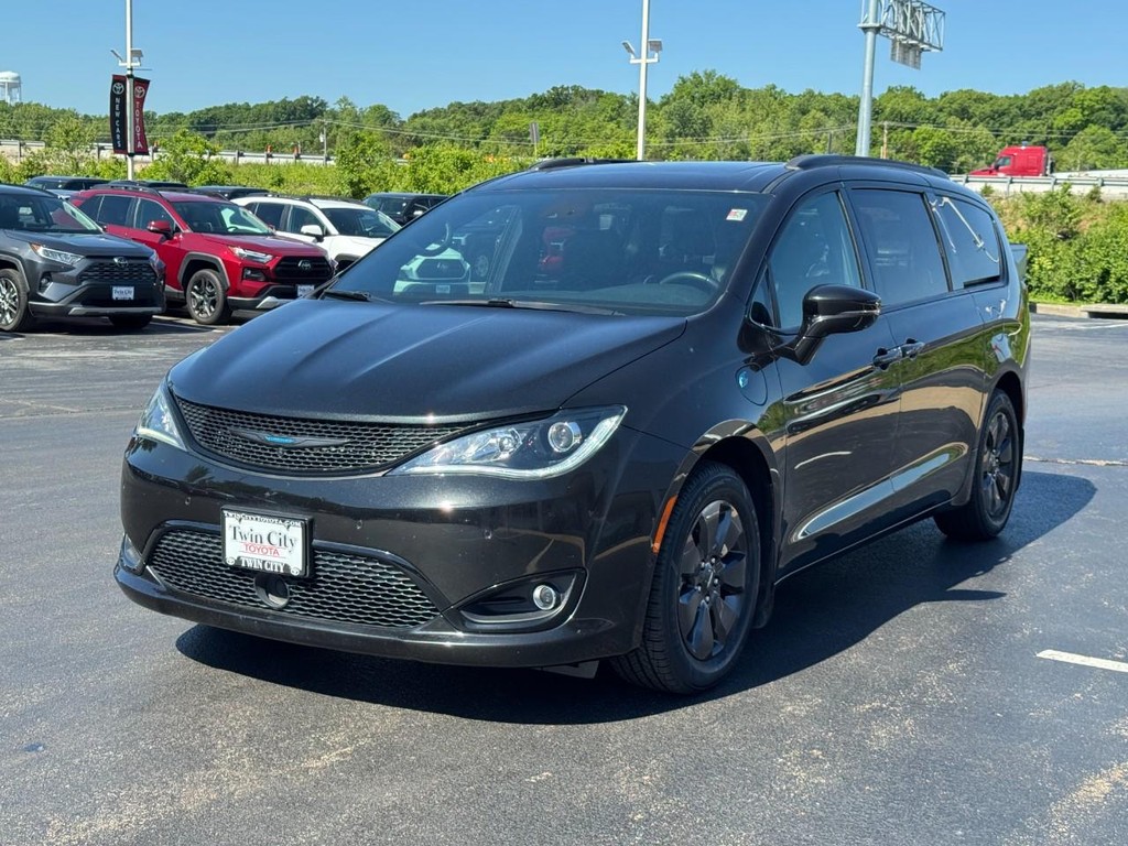 Chrysler Pacifica Vehicle Image 8