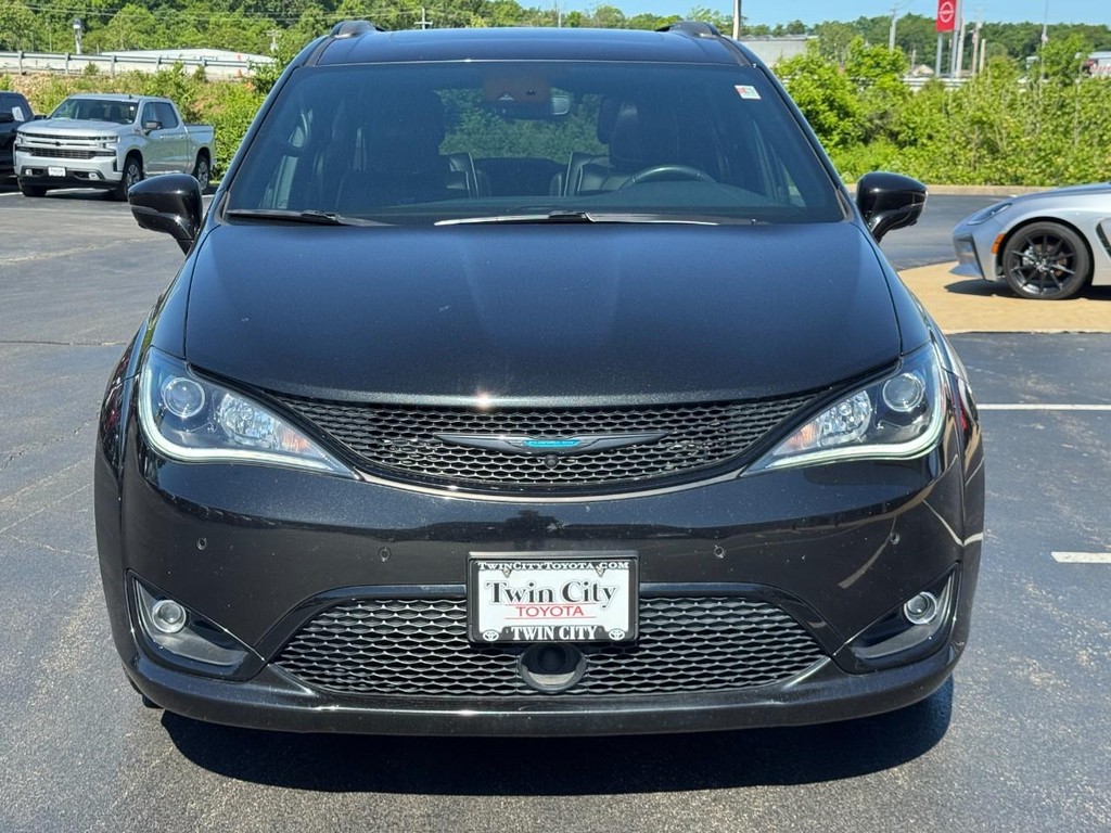 Chrysler Pacifica Vehicle Image 9