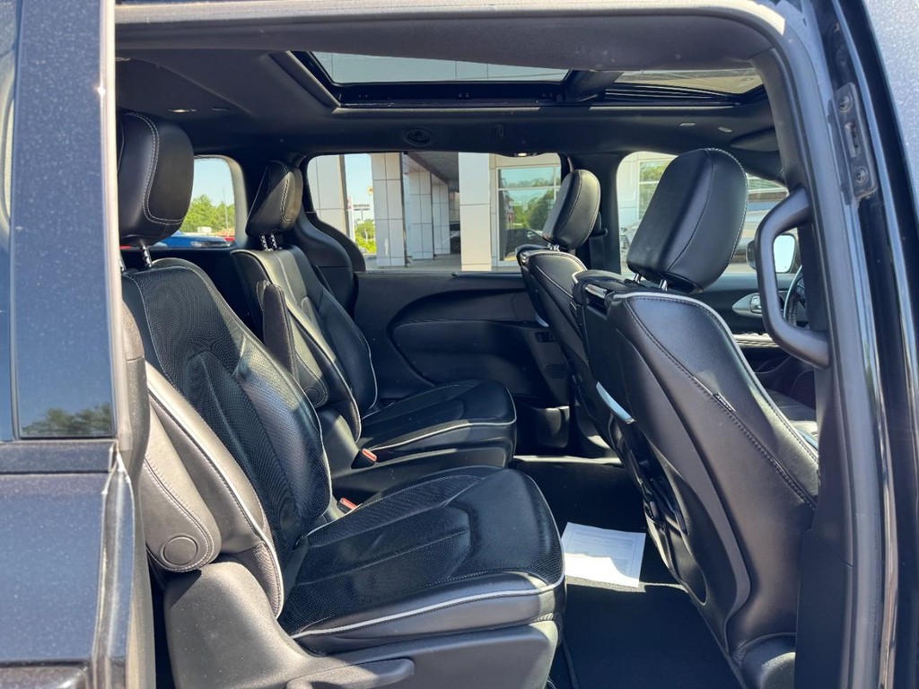Chrysler Pacifica Vehicle Image 11