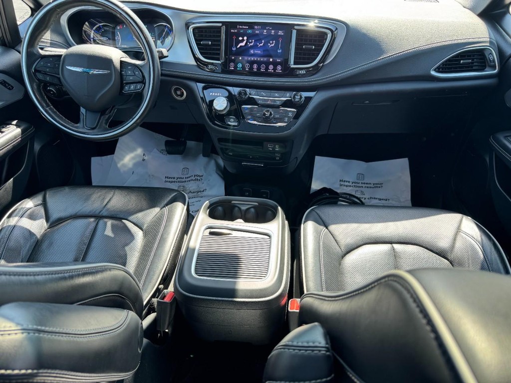 Chrysler Pacifica Vehicle Image 12