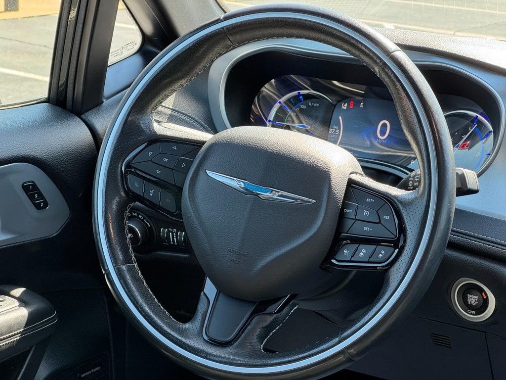 Chrysler Pacifica Vehicle Image 13