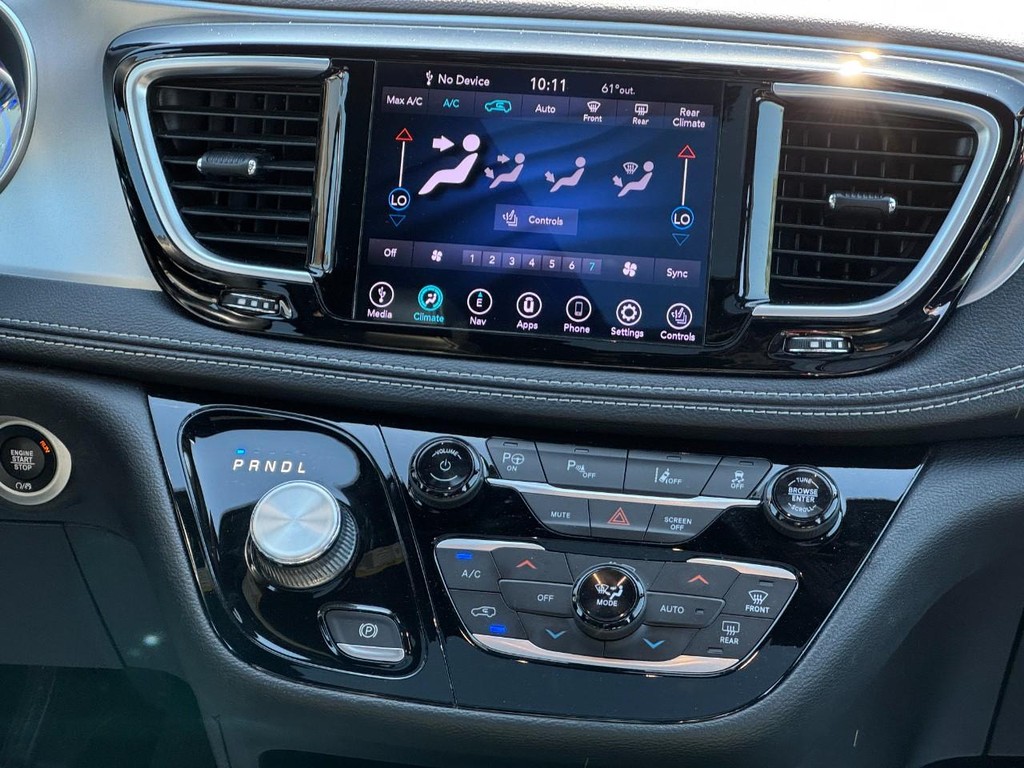 Chrysler Pacifica Vehicle Image 14