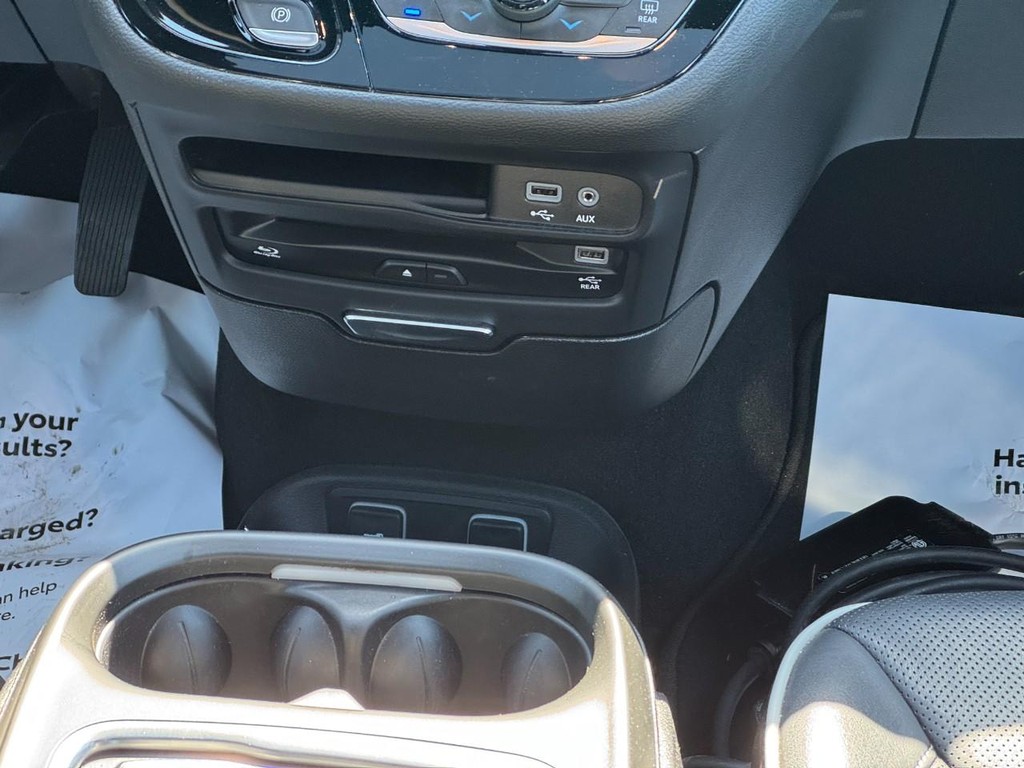 Chrysler Pacifica Vehicle Image 15