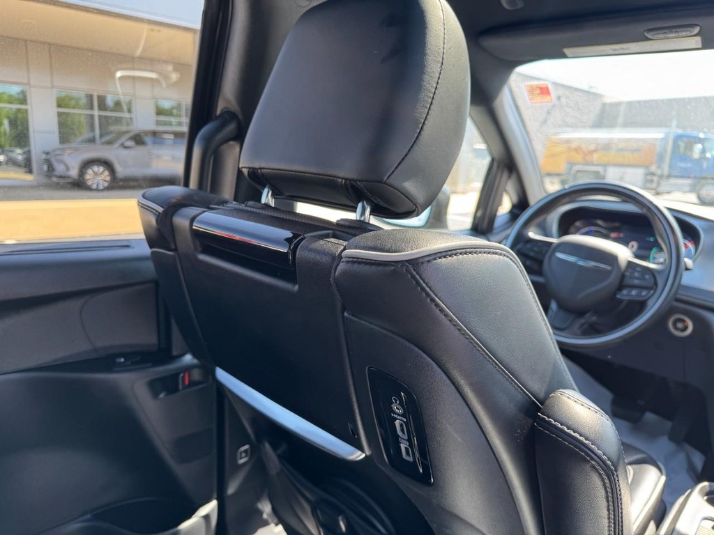 Chrysler Pacifica Vehicle Image 16