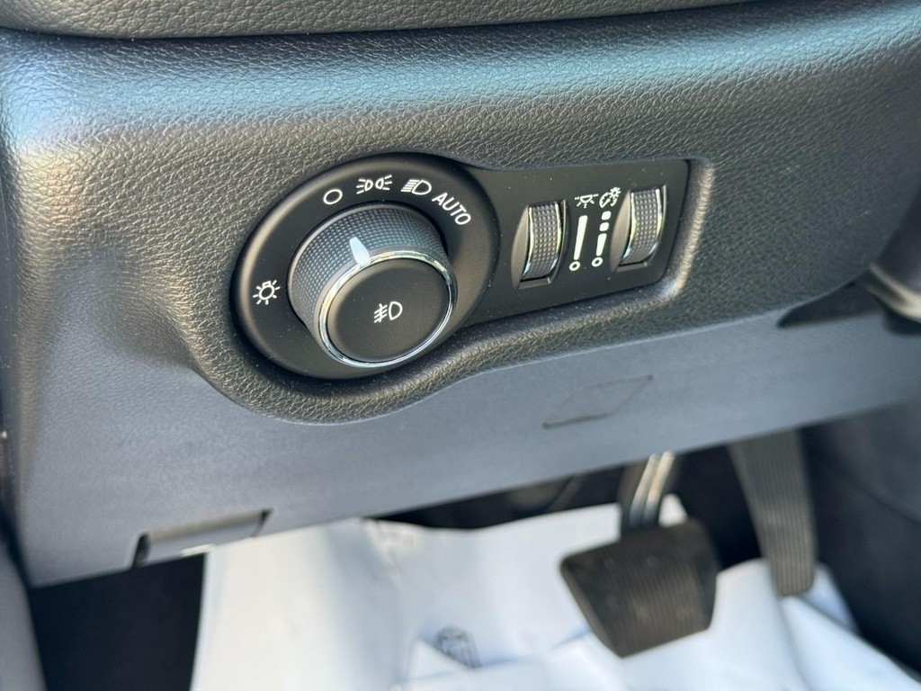 Chrysler Pacifica Vehicle Image 17