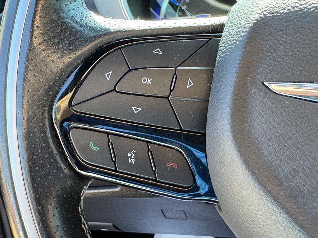 Chrysler Pacifica Vehicle Image 18