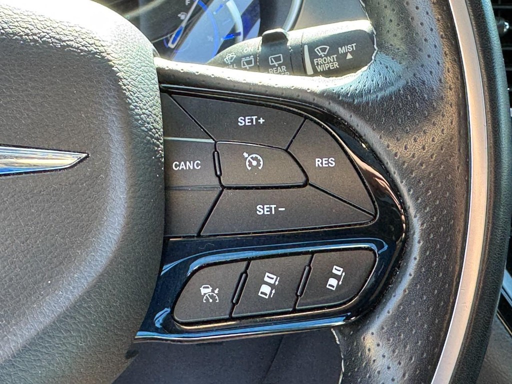 Chrysler Pacifica Vehicle Image 19