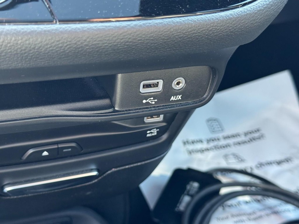 Chrysler Pacifica Vehicle Image 22