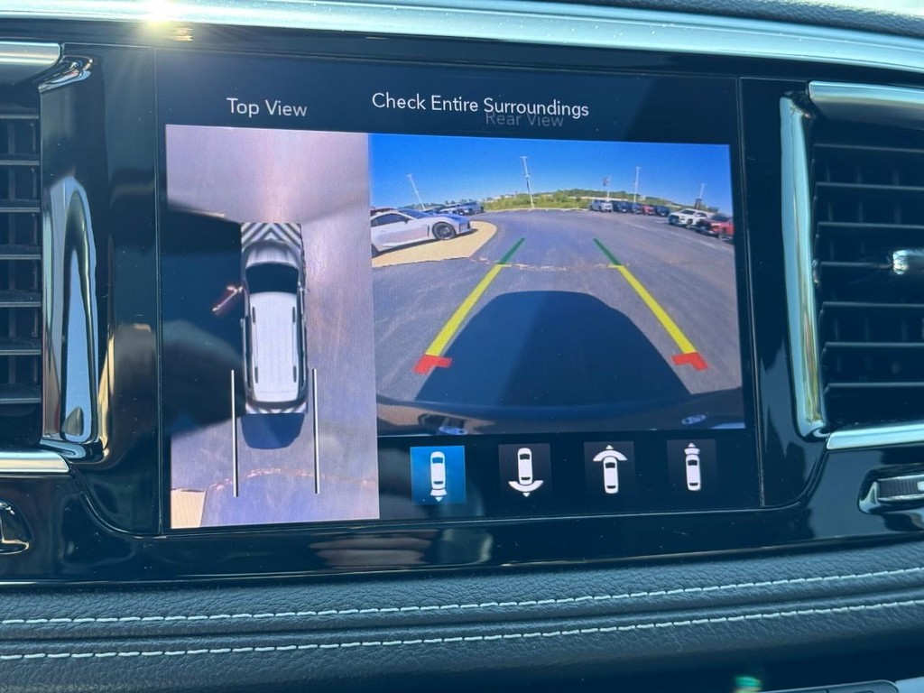 Chrysler Pacifica Vehicle Image 23