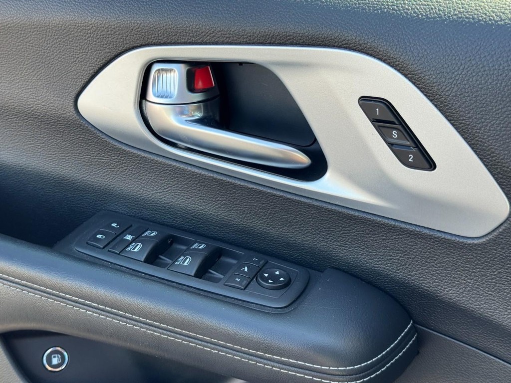 Chrysler Pacifica Vehicle Image 24